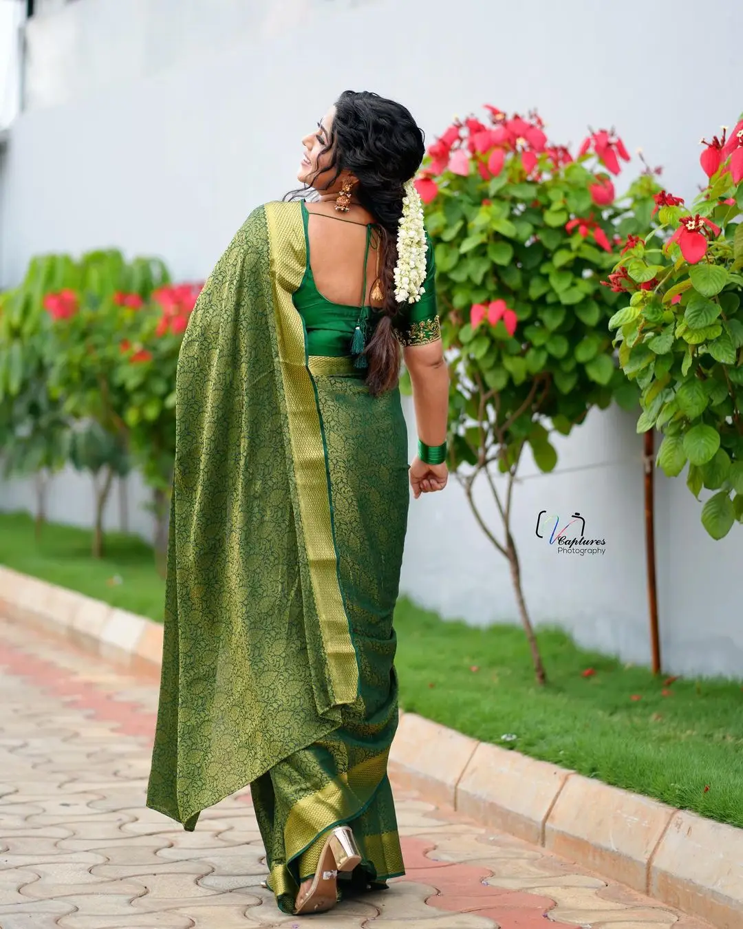 SOUTH INDIAN ACTRESS POORNA STILLS IN GREEN SAREE 7